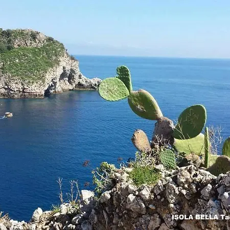 Candida Giardini-Naxos